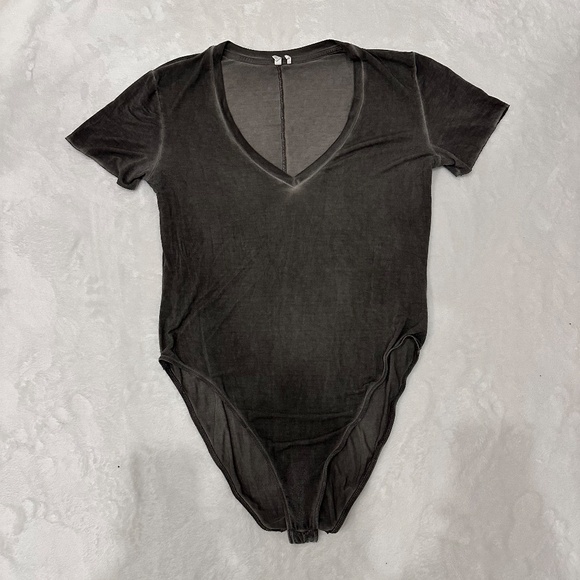 OUT FROM UNDER LADIES DISTRESSED GREY V-NECK T SHIRT BODYSUIT MEDIUM - Picture 1 of 4